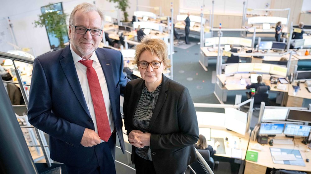 Daniela Behrens (SPD), Innenministerin von Niedersachsen, steht mit Johann Kühme (l), Polizeipräsident der Polizeidirektion Oldenburg, am 20. Februar 2023 in der Notrufzentrale. / Foto: Sina Schuldt/dpa
