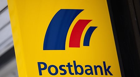 Das Logo der Postbank ist an einer Filiale zu sehen. / Foto: Marijan Murat/dpa/Symbolbild