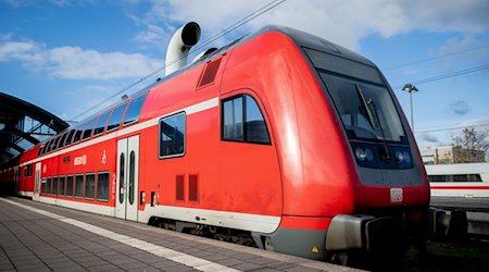 Ein Regional-Express der Deutschen Bahn steht an einem Bahnsteig im Hauptbahnhof. / Foto: Hauke-Christian Dittrich/dpa/Symbolbild