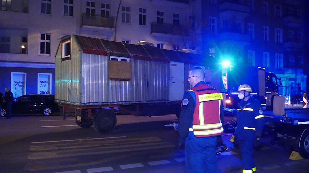 Der Bauwagen, der im Zuge der Fahndung nach den gesuchten Ex-RAF-Terroristen Staub und Garweg beschlagnahmt wurde, wird mittels eines THW-LKW abgeschleppt. / Foto: Dominik Totaro/dpa