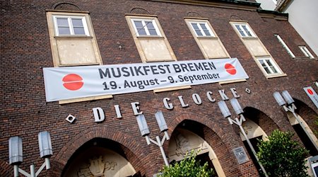 Ein Banner mit der Aufschrift «Musikfest Bremen» hängt am Konzerthaus «Glocke» im Stadtzentrum. / Foto: Hauke-Christian Dittrich/dpa