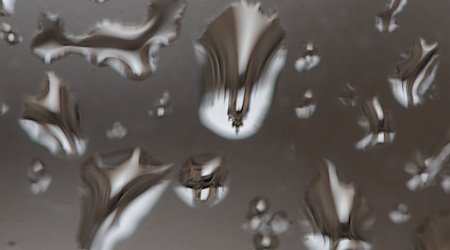 Regentropfen auf einer Autoscheibe. / Foto: Robert Michael/dpa-Zentralbild/dpa/Symbolbild