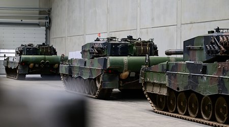 Kampfpanzer vom Typ Leopard 2A4 stehen in einer Halle von Rheinmetall. / Foto: Philipp Schulze/dpa