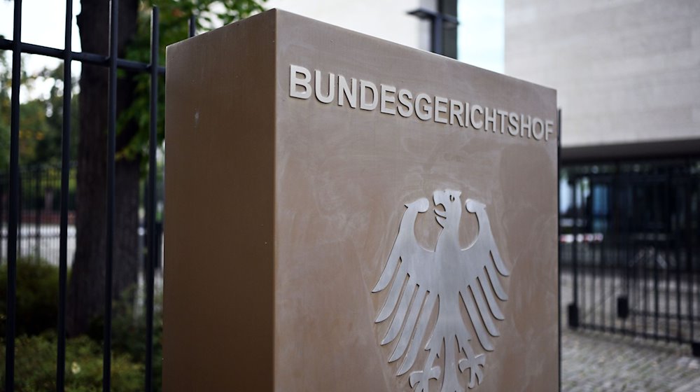 Ein Hinweisschild mit Bundesadler und der Aufschrift Bundesgerichtshof, aufgenommen vor dem Bundesgerichtshof (BGH). / Foto: Uli Deck/dpa