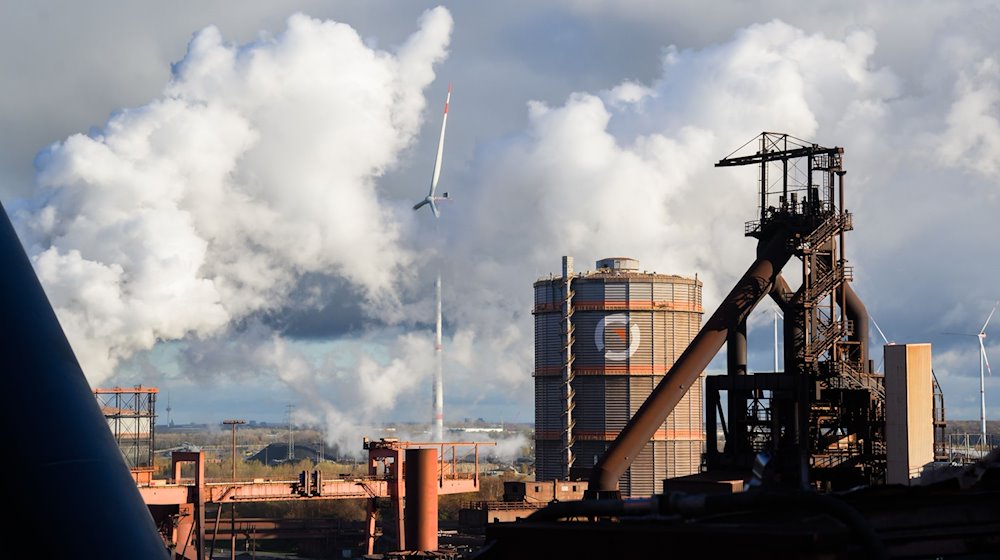 Ein Windrad steht auf dem Gelände der Salzgitter AG. / Foto: Julian Stratenschulte/dpa/Archivbild