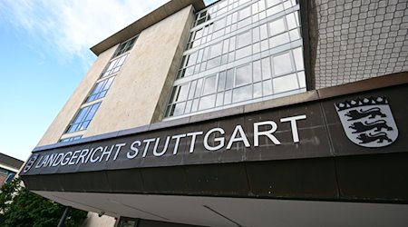 Ein Schild mit der Aufschrift "Landgericht Stuttgart" ist am Eingang des Gerichtsgebäudes angebracht. / Foto: Bernd Weißbrod/dpa