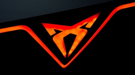 Das Logo von Cupra ist während der Automesse IAA am Stand von Cupra zu sehen. / Foto: Sven Hoppe/dpa