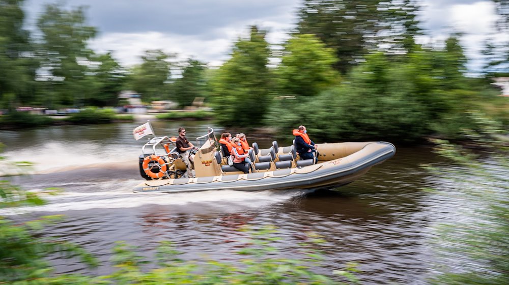 Ein Schnellboot fährt über den Tansania-See des Serengeti-Parks Hodenhagen. / Foto: Mohssen Assanimoghaddam/dpa