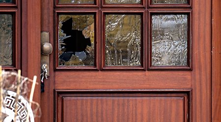 Eine zerbrochene Scheibe an der Eingangstür zu einem Einfamilienhaus in der Gemeinde Scheeßel. / Foto: Sina Schuldt/dpa