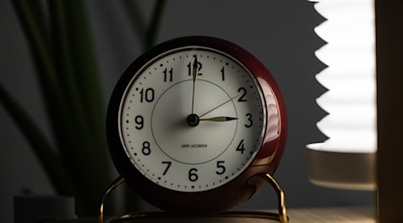 Zwei analoge Uhren stehen auf einem Tisch. Am 31. März wird die Uhrzeit von zwei auf drei Uhr am Morgen vorgestellt. / Foto: Hannes P Albert/dpa