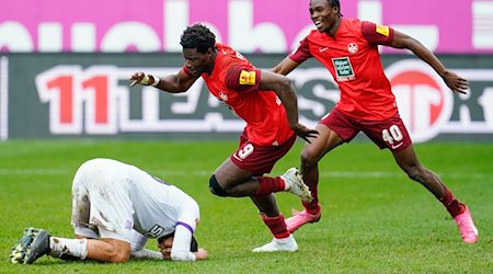 Kaiserslauterns Torschütze Ragnar Ache (M) jubelt mit Dickson Abiama über das Tor zum 3:2. / Foto: Uwe Anspach/dpa