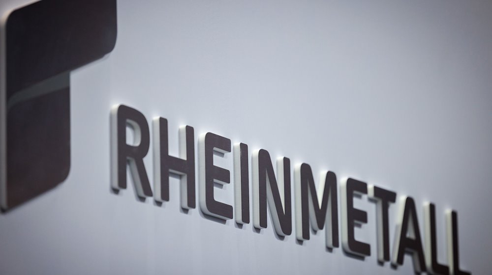 Das Logo der Firma Rheinmetall ist bei der Fachmesse für Sicherheitstechnologie Enforce Tac am Stand des Unternehmens zu sehen. / Foto: Daniel Karmann/dpa