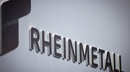 Das Logo der Firma Rheinmetall ist bei der Fachmesse für Sicherheitstechnologie Enforce Tac am Stand des Unternehmens zu sehen. / Foto: Daniel Karmann/dpa
