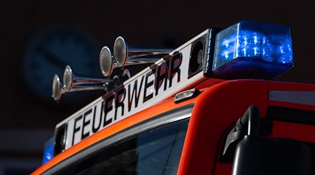 Blaulicht ist während eines Pressetermins auf einem Einsatzfahrzeug der Feuerwehr zu sehen. / Foto: Marijan Murat/dpa/Symbolbild