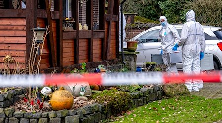 Beamte der Spurensicherung gehen zu einem Einfamilienhaus in der Gemeinde Scheeßel. / Foto: Sina Schuldt/dpa