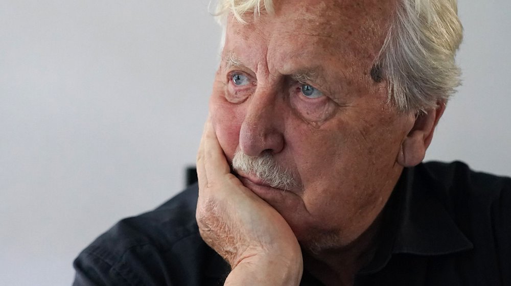 Arno Surminski sitzt in seiner Wohnung in Hamburg. / Foto: Marcus Brandt/dpa