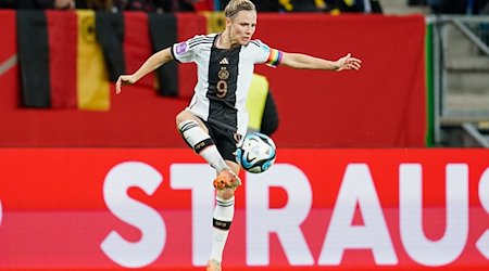 Deutschlands Svenja Huth spielt den Ball. / Foto: Uwe Anspach/dpa