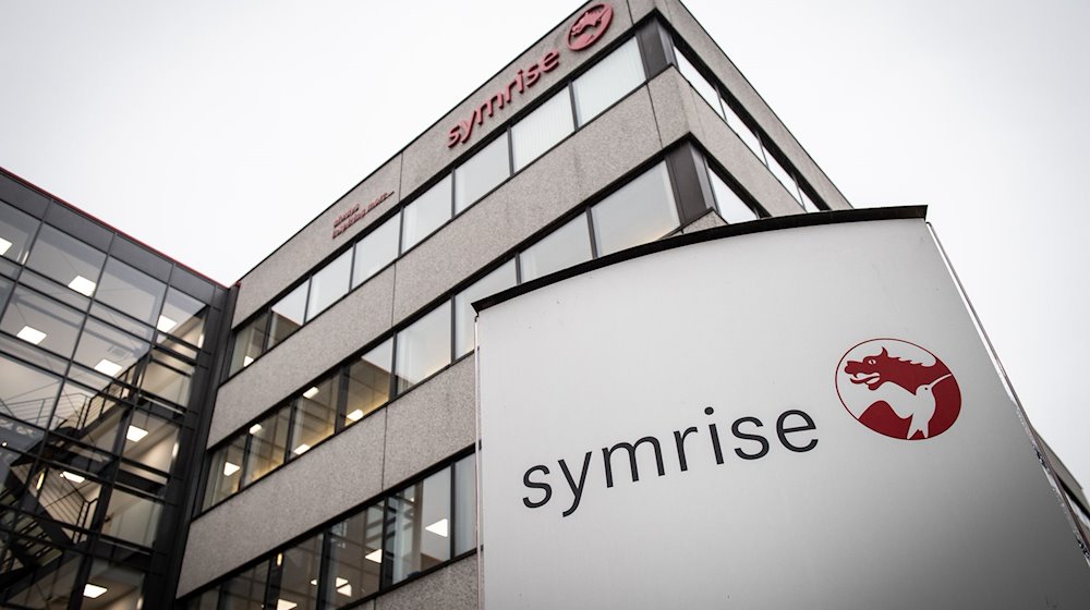 Außenansicht des Verwaltungsgebäudes der Symrise AG. / Foto: Swen Pförtner/dpa