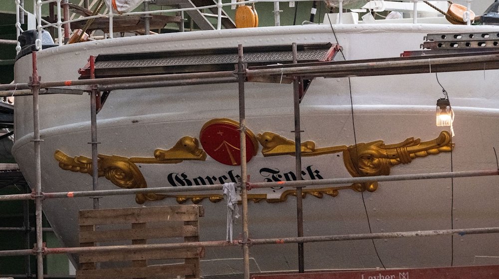 Das Segelschiff "Gorch Fock 1" steht  eingerüstet in der großen Schiffbauerhalle des Maritimen Industrie- und Gewerbeparks Volkswerft. / Foto: Stefan Sauer/dpa