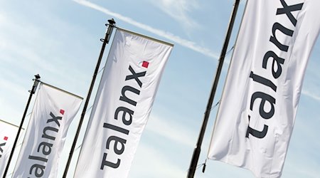 Flaggen der Talanx AG wehen bei der Hauptversammlung des Versicherungskonzerns. / Foto: Sebastian Gollnow/dpa/Archivbild