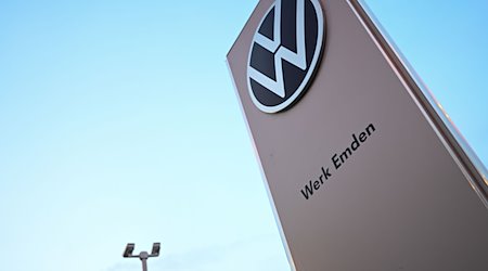 Das Logo von Volkswagen steht vor dem Eingang zum Werk Emden. / Foto: Lars Penning/dpa