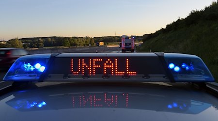 Ein Polizeifahrzeug warnt mit einer Leuchtschrift vor einer Unfallstelle. / Foto: Stefan Puchner/dpa