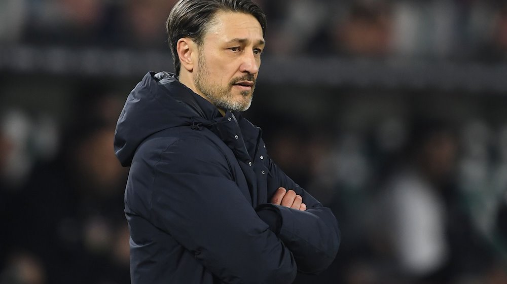 Wolfsburgs Trainer Niko Kovac steht am Spielfeldrand. / Foto: Swen Pförtner/dpa