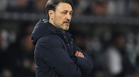 Wolfsburgs Trainer Niko Kovac steht am Spielfeldrand. / Foto: Swen Pförtner/dpa