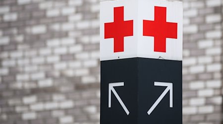 Ein Schild mit einem roten Kreuz weist den Weg zur Notaufnahme des KRH Klinikum Region Hannover Klinikum Siloah. / Foto: Julian Stratenschulte/dpa/Archivbild