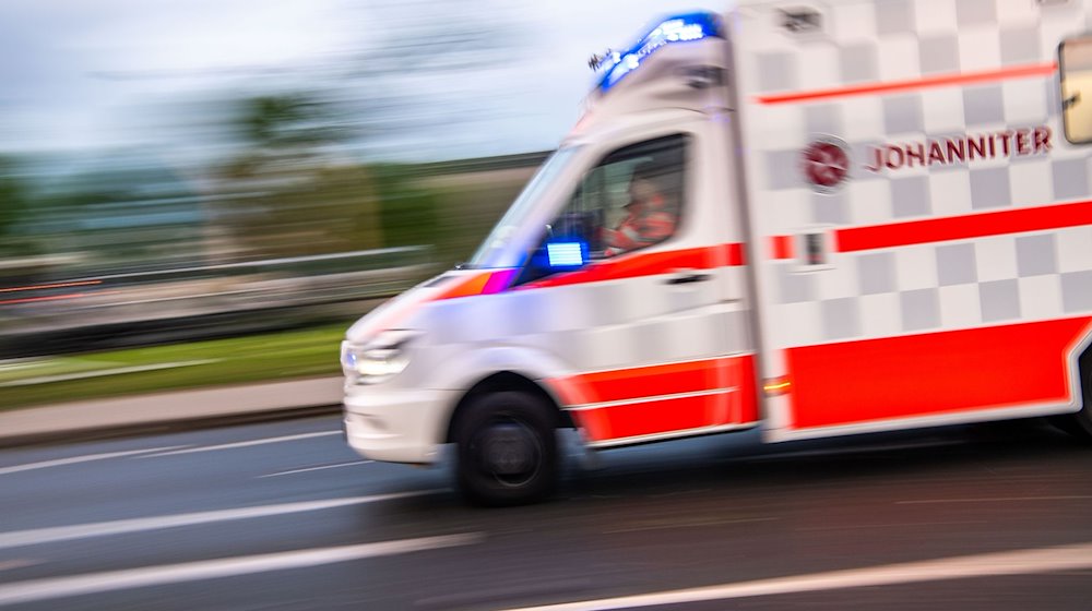 Ein Rettungswagen auf Einsatzfahrt. / Foto: Lino Mirgeler/dpa/Symbolbild