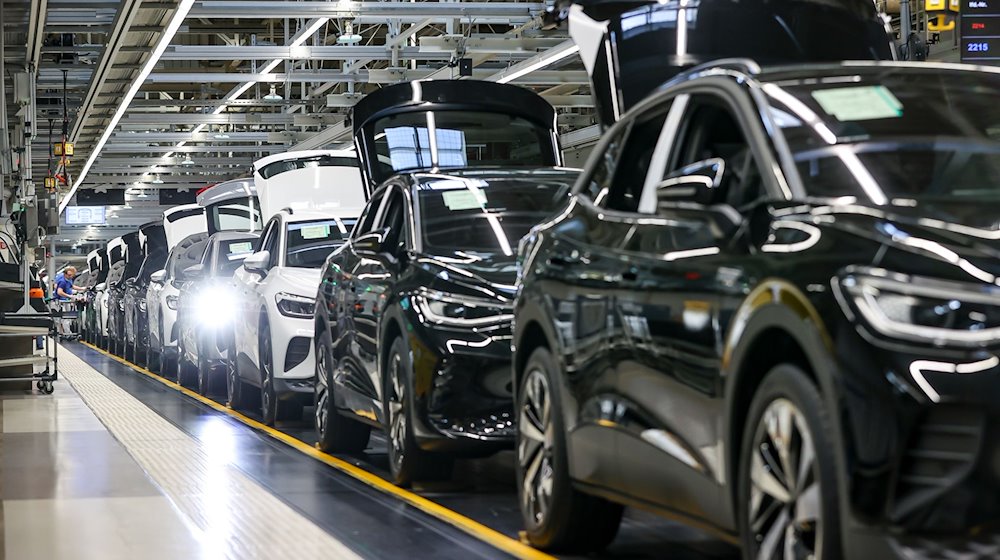 Verschiedene E-Fahrzeuge laufen im Werk von Volkswagen in Zwickau übers Band. / Foto: Jan Woitas/dpa