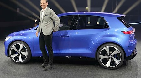 Thomas Schäfer, Vorstandsvorsitzender der Marke Volkswagen Pkw, mit der im März 2023 vorgestellten Elektro-Kleinwagen-Studie ID.2all. / Foto: Marcus Brandt/dpa/Archivbild