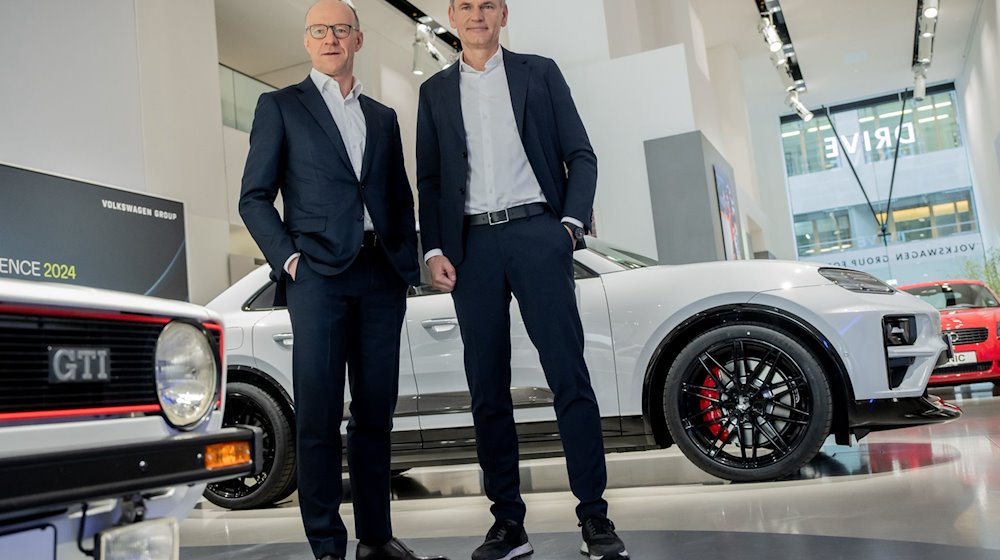 Oliver Blume, Vorstandsvorsitzender der Volkswagen AG steht neben Arno Antlitz, Finanzvorstand von VW nach der Jahrespressekonferenz der Volkswagen Group. / Foto: Michael Kappeler/dpa