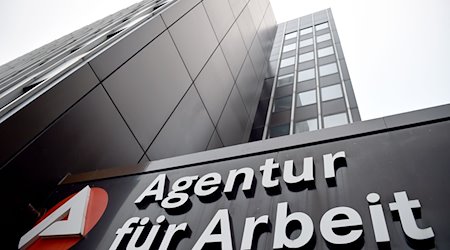 Das Signet der Bundesagentur für Arbeit an einem Gebäude. / Foto: Caroline Seidel/dpa/Archivbild