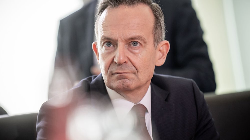 Volker Wissing (FDP), Bundesminister für Verkehr und Digitales, wartet auf den Beginn der wöchtentlichen Kabinettssitzung im Bundeskanzleramt. / Foto: Michael Kappeler/dpa