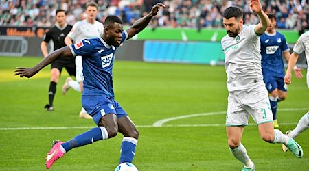 Hoffenheims Ihlas Bebou (l) im Zweikampf mit Anthony Jung von Werder Bremen. / Foto: Jan-Philipp Strobel/dpa