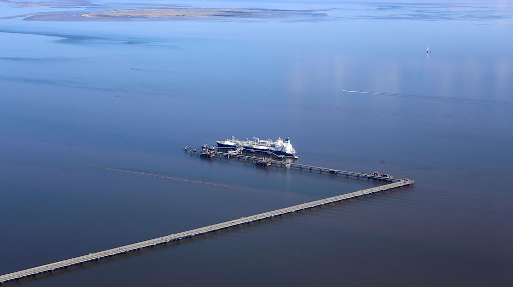 Luftaufnahme des LNG-Speicher- und Verdampfungs-Schiffes «Höegh Esperanza» am LNG-Terminal Wilhelmshaven. / Foto: Stefan Rampfel/dpa