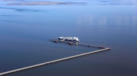 Luftaufnahme des LNG-Speicher- und Verdampfungs-Schiffes «Höegh Esperanza» am LNG-Terminal Wilhelmshaven. / Foto: Stefan Rampfel/dpa