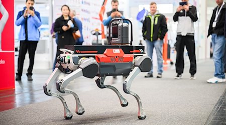 Ein Roboter für Such- und Rettungsmaßnahmen der Firmen inMotion Robotic und Deep Robotics läuft bei der Hannover Messe 2024 durch die Messehalle 5. / Foto: Julian Stratenschulte/dpa