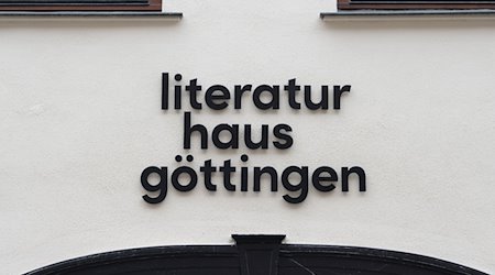 Blick auf die Ausssenfassade vom Literaturhaus Göttingen. / Foto: Swen Pförtner/dpa