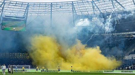 Fans von Braunschweig feuern Pyrotechnik ab. / Foto: Axel Heimken/dpa