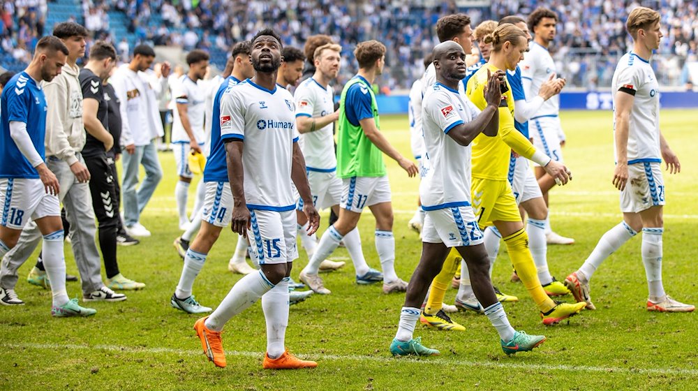 Spieler von 1. FC Magdeburg bedanken sich nach dem Spiel bei den Zuschauern. / Foto: Andreas Gora/dpa