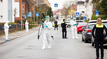 Mitarbeiter der Spurensicherung der Polizei arbeiten in der Friedrichstraße. / Foto: Moritz Frankenberg/dpa