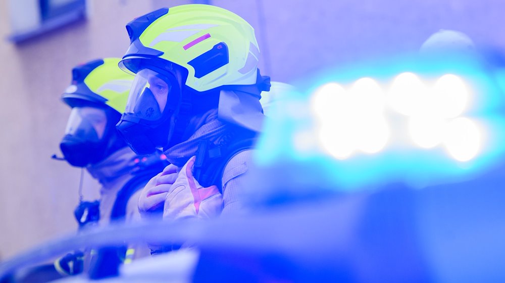 Feuerwehrleute stehen an einem Einsatzort. / Foto: Julian Stratenschulte/dpa/Symbolbild