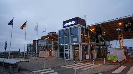 Das Haupttor des Airbus-Werks in Hamburg-Finkenwerder. / Foto: Marcus Brandt/dpa