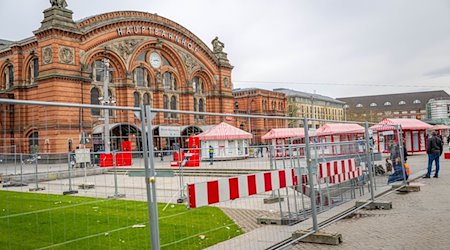 Eine Sitzfläche vor dem Bremer Hauptbahnhof ist mit Zäunen abgesperrt. / Foto: Sina Schuldt/dpa