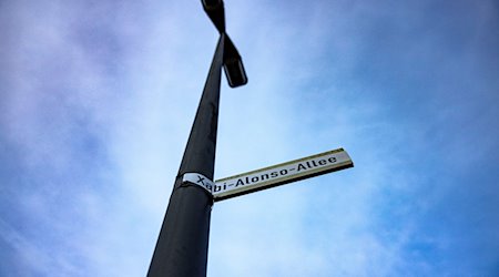 Fußball: Bundesliga, 29. Spieltag, vor dem Spiel Bayer 04 Leverkusen – SV Werder Bremen. Straßennamen wurden mit Aufklebern in Xabi-Alonso-Allee umbenannt. / Foto: Thomas Banneyer/dpa