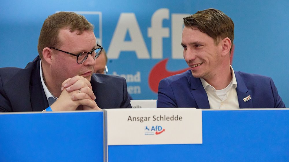 Ansgar Schledde (l), sellvertretender Landesvorsitzender, und Frank Rinck, Landesvorsitzender, (beide AfD) sitzen beim Landesparteitag der AfD Niedersachsen auf der Bühne. / Foto: Georg Wendt/dpa