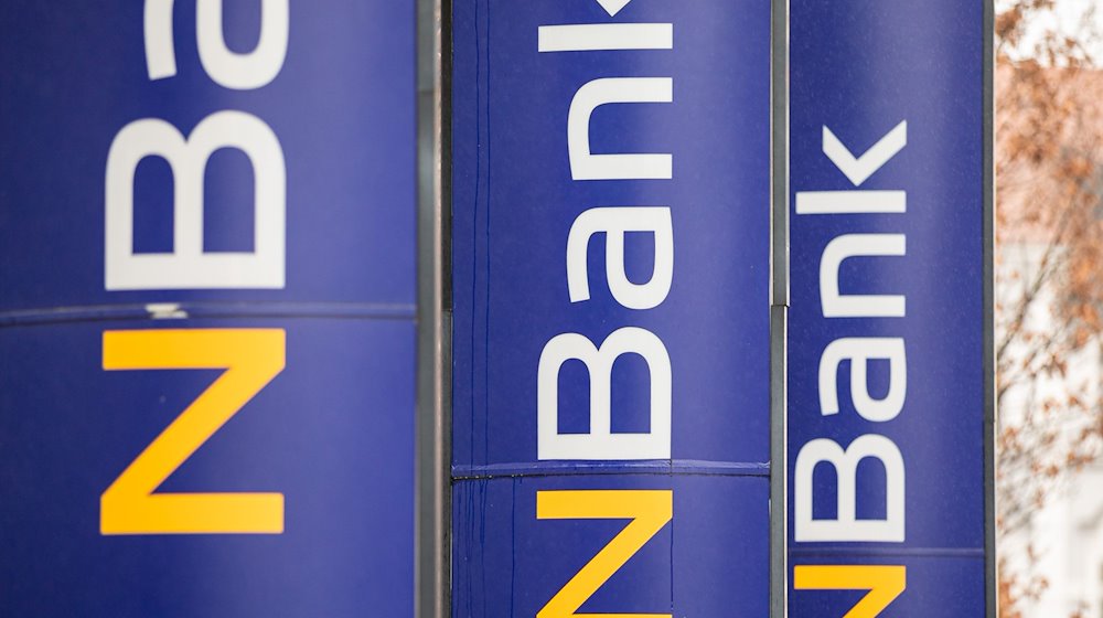 Werbepylonen mit dem NBank-Logo stehen am Sitz der NBank, der Investitions- und Förderbank des Landes Niedersachsen. / Foto: Moritz Frankenberg/dpa