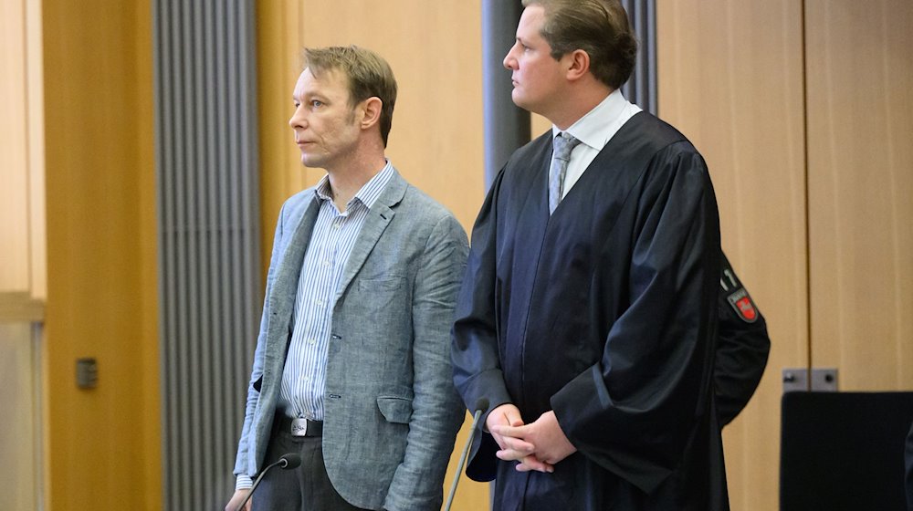 Der Angeklagte Christian B. (l) steht im Gerichtssaal im Landgericht Braunschweig neben seinem Anwalt Friedrich Fülscher. / Foto: Julian Stratenschulte/dpa Pool/dpa